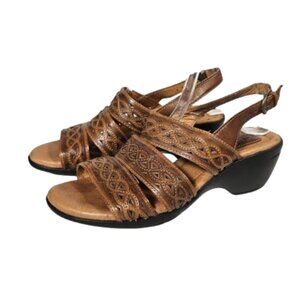 Clarks Artisan Women's Brown Wedge Sandals Crisscross Straps Buckle Back Sz 6.5W